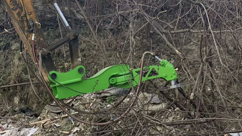 KOBELCO Bagger mit SC-Anbaugeräten